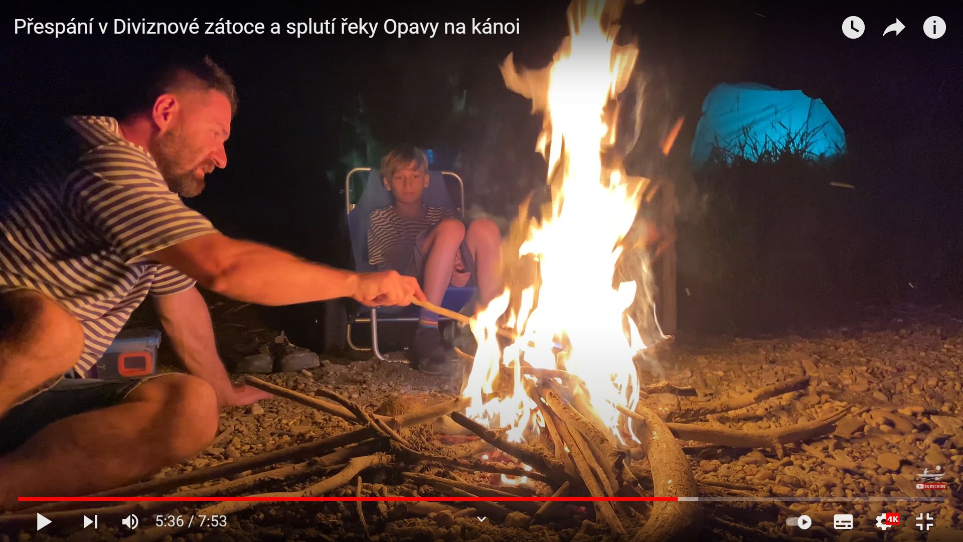 Táboření s dětmi u vody, zpívání s kytarou, pádlování s dětmi